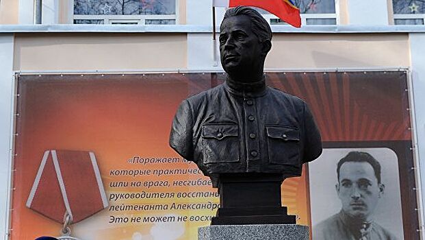 Самолет "Аэрофлота" получил имя в честь советского офицера Печерского