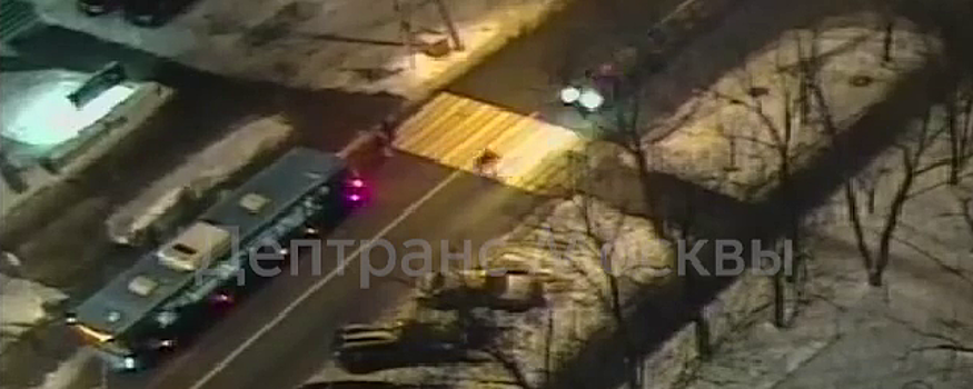 Машина сбила человека на переходе в Москве
