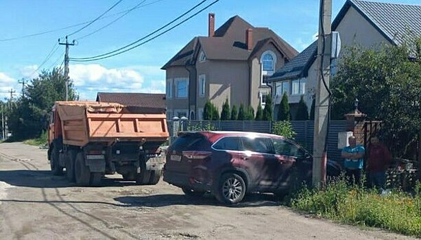 В Гурьевском районе самосвал задним ходом сбил пешехода и протаранил легковушку