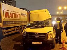 В Екатеринбурге маршрутка врезалась в грузовик: пять человек пострадали