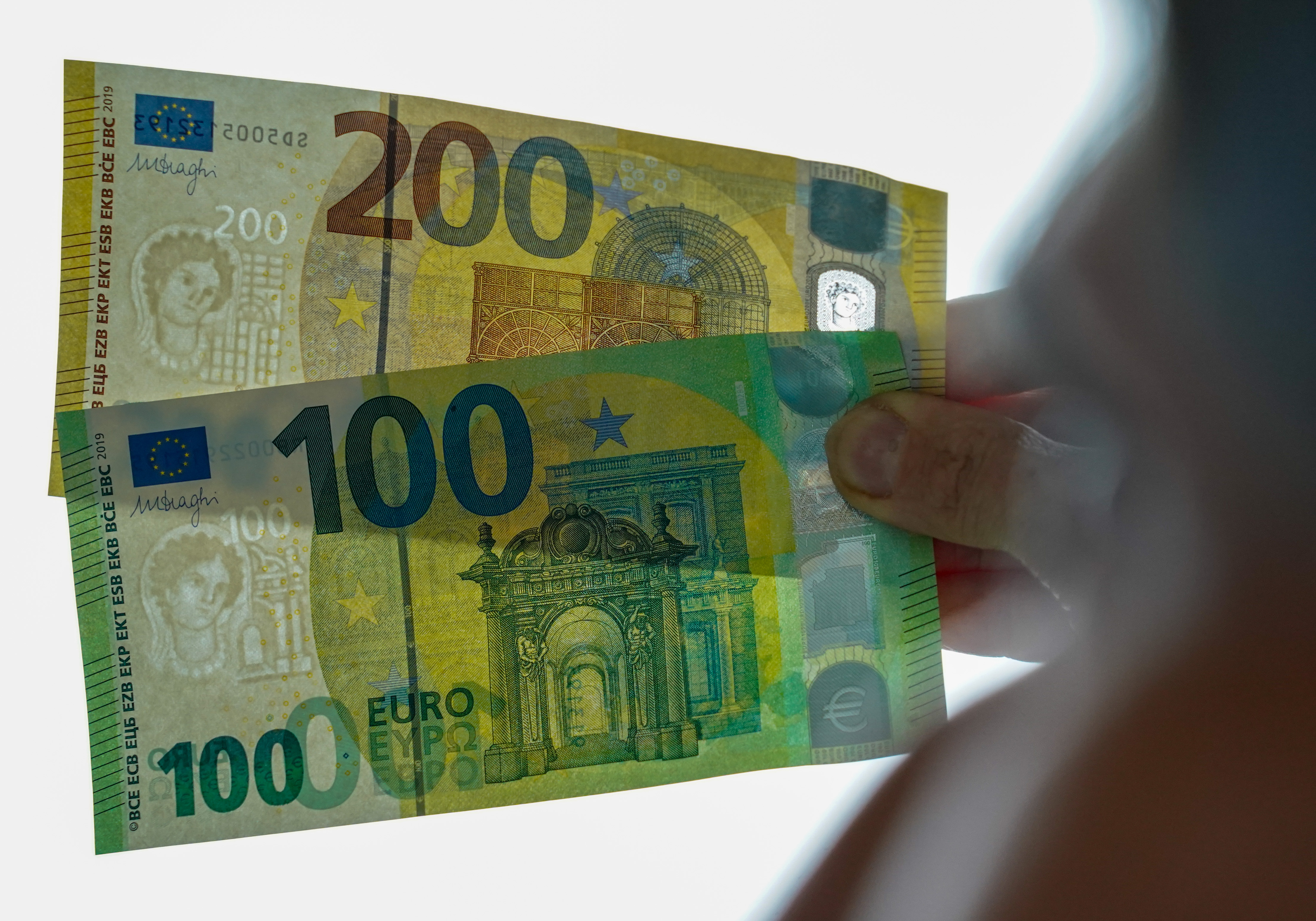 Евро старые купюры. Евро банкноты номинал 200. Купюра 200 евро. Банкноты 100 евро. Новая купюра 100 евро.