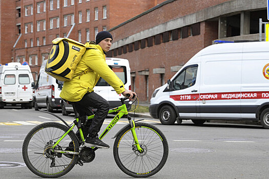 Курьер-велосипедист столкнулся с автобусом в центре Москвы
