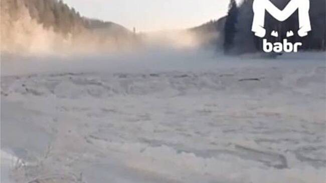 Ледяное цунами в российском регионе сняли на видео