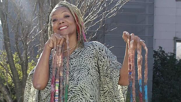 Американка с самыми длинными ногтями в мире не стригла их 27 лет