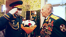 В Омске поздравили концертом у дома ветерана, отметившего 94-летие в День Победы