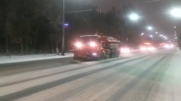 Оренбург расчищают от снега 73 машины и больше 200 коммунальщиков