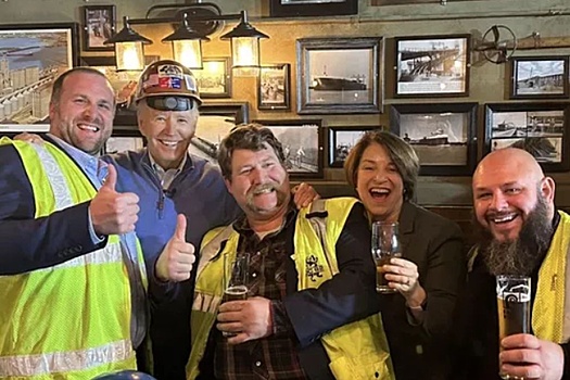 Джо Байден сфотографировался с рабочими в каске задом наперед