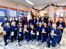 В Чувашской Республике Полицейский Дед Мороз поздравил учеников кадетского класса ГИБДД и провёл для них викторину