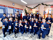 В Чувашской Республике Полицейский Дед Мороз поздравил учеников кадетского класса ГИБДД и провёл для них викторину