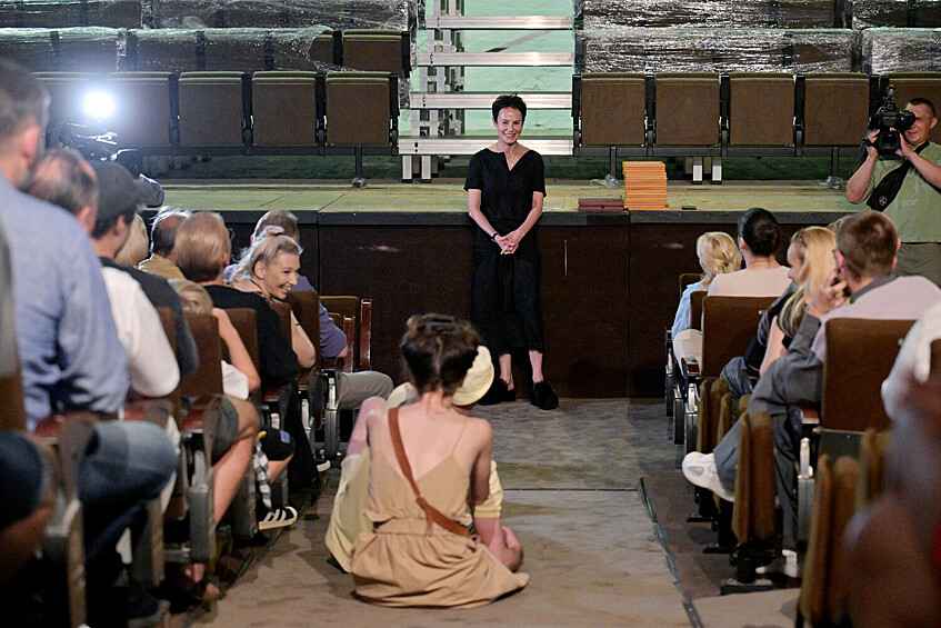 Директор Театра на Таганке актриса Ирина Апексимова (в центре) во время сбора труппы перед открытием 62-го театрального сезона, Москва, 18 июля 2025 года