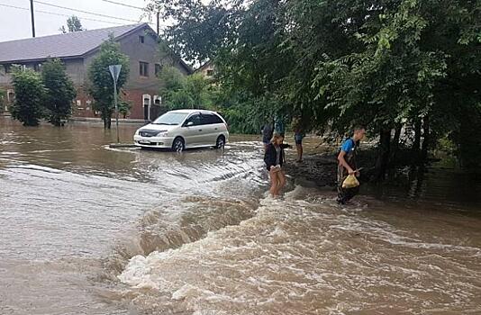 Герой дня: соцсети восхищены Land Cruiser Prado, «переплывшим реку» в Приморье