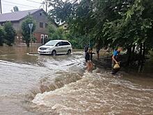 Герой дня: соцсети восхищены Land Cruiser Prado, «переплывшим реку» в Приморье