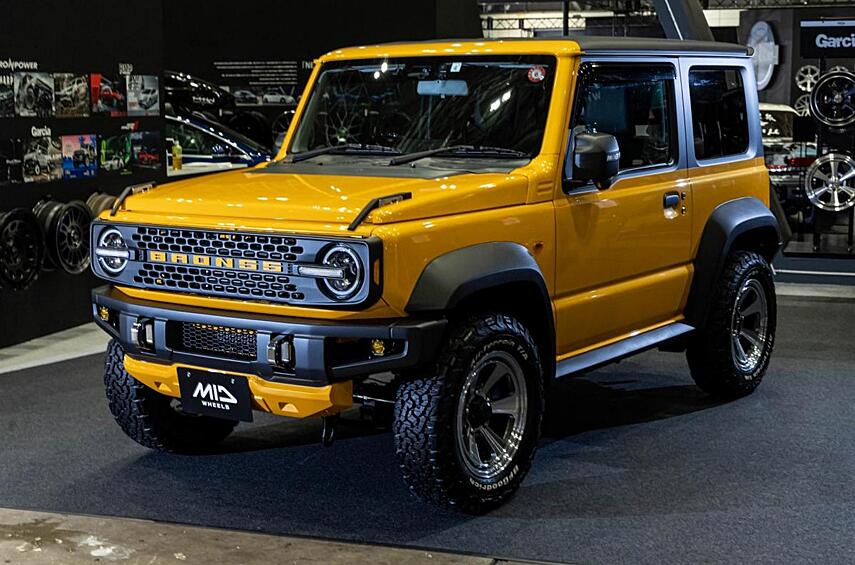 «Гелики» из Suzuki Jimny мы видели уже не раз, а в мастерской Garage Ill предлагают превратить «джимник» в подобие Ford Bronco, просто очень маленького. Надпись на решётке радиатора гласит «Bronss». Не придерёшься, авторские права не нарушены! Всё удовольствие — менее 300 тысяч йен (т. е. менее двух тысяч долларов).