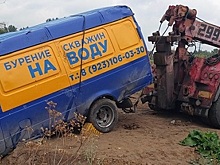 В Новосибирске фургон «ГАЗель» упал с обрыва в воду