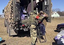 Российские военнослужащие оказали гуманитарную помощь жителям пригорода Чернигова