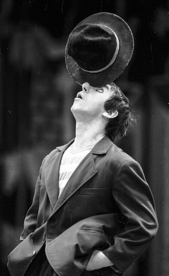 Лауреат международной премии Грокка, артист Андрей Николаев исполняет номер на арене цирка на Цветном бульваре, 1983 год