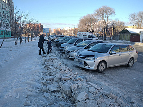 Горы снега, оставшиеся после уборки улиц, мешают жителям Благовещенска