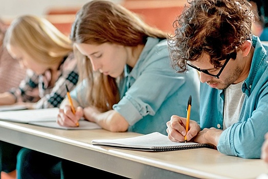 Бизнес стал чаще поощрять перспективных студентов стипендиями и жильем