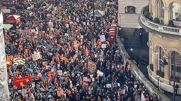 Участники крупнейшей за десятилетие забастовки в Британии начали марш в центре Лондона