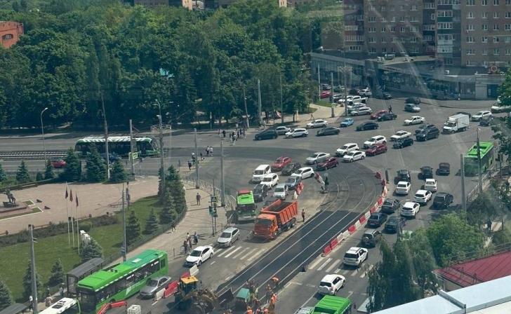 В Курске на ул. Карла Маркса из-за работ на трамвайных путях образовалась пробка