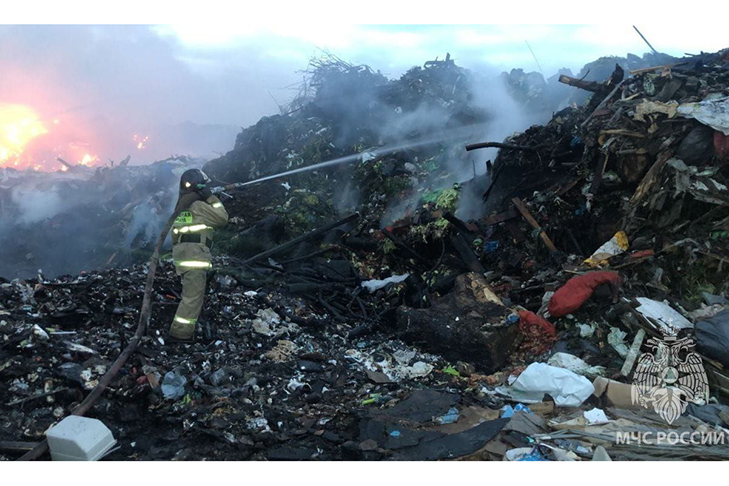 В Новосибирске продолжают ликвидировать пожар на мусорном полигоне