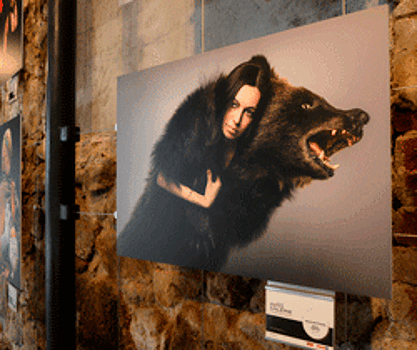 Фото модели из Озёрска со шкурой медведя попало на выставку в Австрию