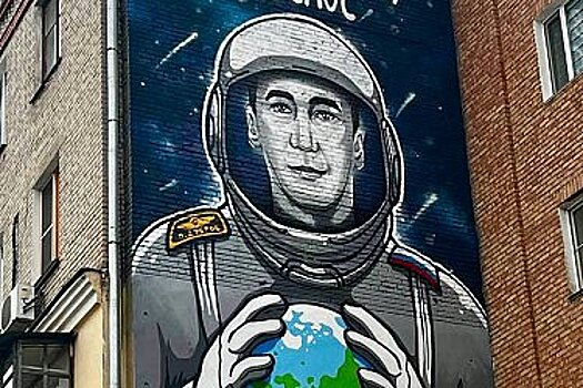 Граффити с космонавтом Петром Дубровым появилось на стене дома в центре Хабаровска
