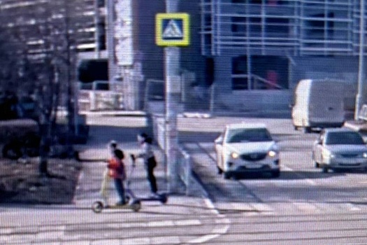 В Екатеринбурге самокатчик сбил ребенка и уехал с места ДТП