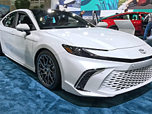 Появилась новая двухмоторная версия Toyota Camry