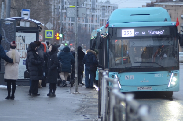 В Петербурге 10 неисправных автобусов сняли с маршрутов в центре города