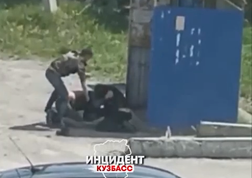 Соцсети: трое мужчин устроили драку на остановке в кузбасском городе