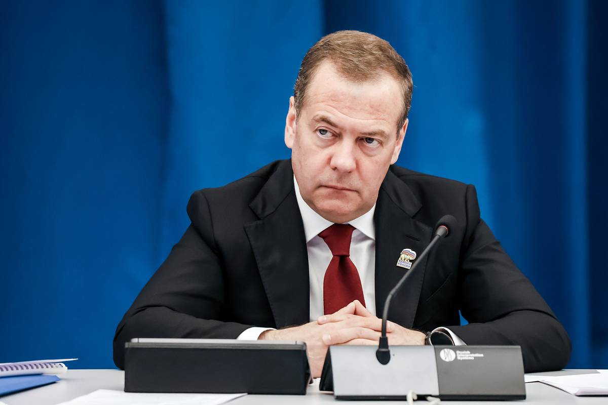 Медведев высказался об уполномоченных заключать мирный договор от лица Украины - EuroPress.news