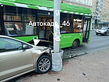 В центре Курска автобус столкнулся с легковушкой