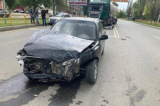 На проспекте Строителей в Саратове столкнулись две иномарки