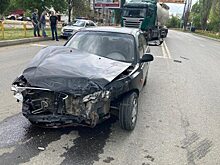 На проспекте Строителей в Саратове столкнулись две иномарки