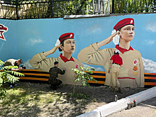 В центре Хабаровска появилось граффити с юнармейцами и легендарным летчиком трижды Героем Советского Союза Иваном Кожедубом