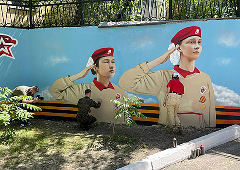 В центре Хабаровска появилось граффити с юнармейцами и легендарным летчиком трижды Героем Советского Союза Иваном Кожедубом