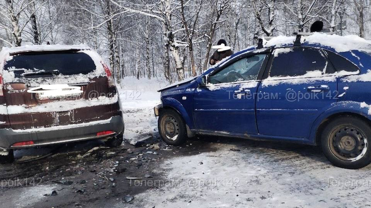 Автомобили столкнулись на скользкой дороге в кузбасском поселке - Рамблер/ авто