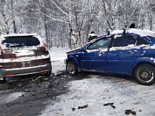Автомобили столкнулись на скользкой дороге в кузбасском поселке