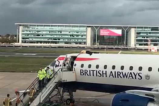 Слабовидящий паралимпиец оседлал самолет в аэропорту Лондона