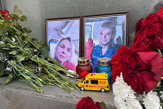 РИА Новости: белгородцы несут цветы к месту гибели двух фельдшеров скорой