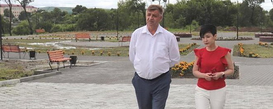 Депутат Юлия Пак оценила качество работ в новом парке Хорольского района
