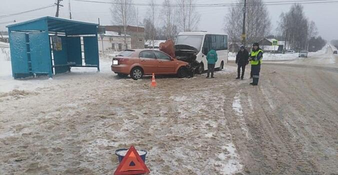 В Оричевском районе женщина-водитель «Шевроле» врезалась в автобус на остановке
