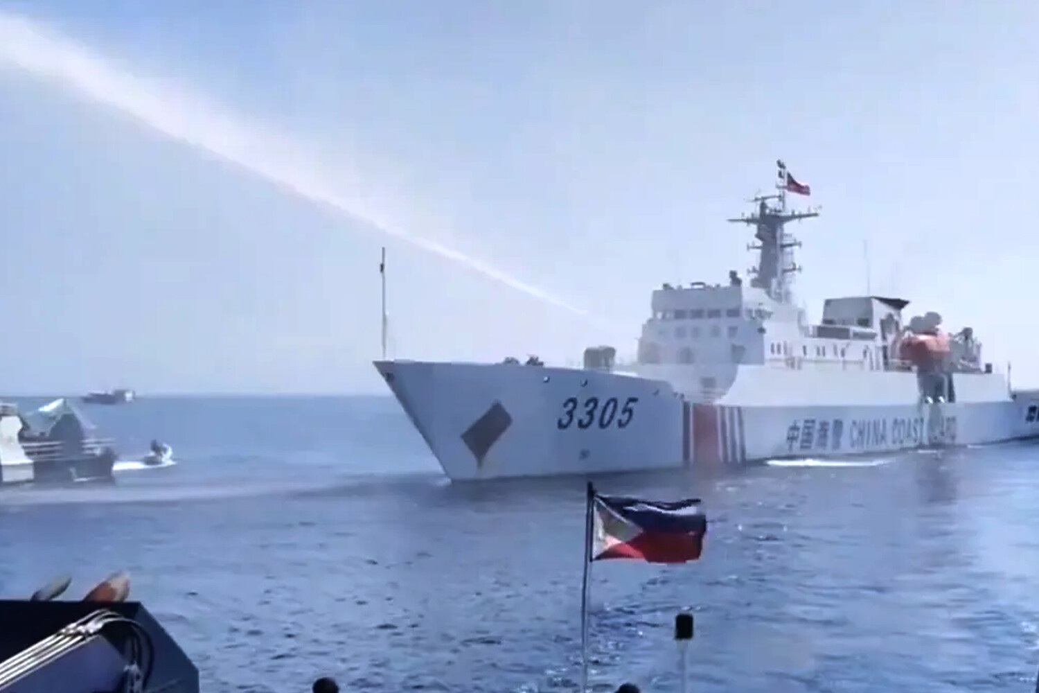 GMA: КНР применили водометы против патрульного корабля Филиппин