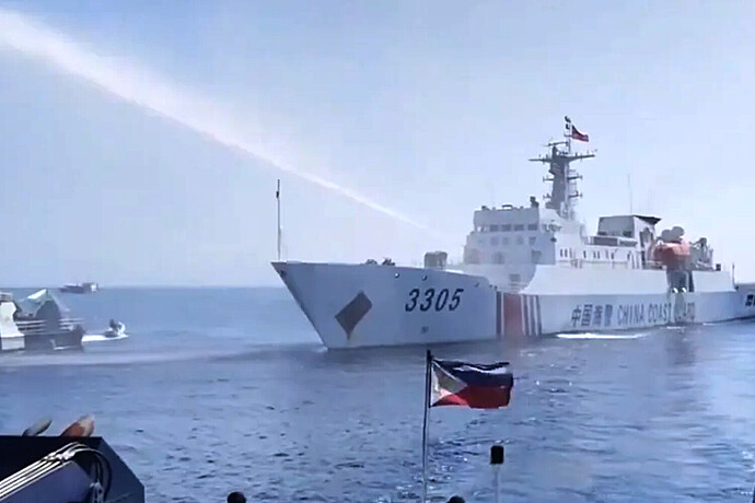 Береговая охрана Китая обстреляла из водометов корабль Филиппин