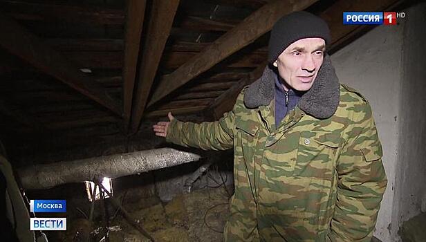 Пробитая крыша устроила ливень в квартирах москвичей