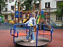 Новую карусель установили на детской площадке в Воскресенском
