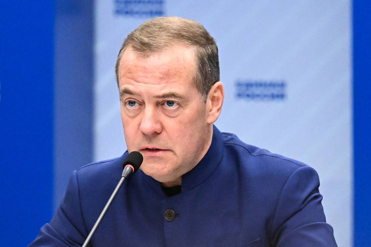 Медведев процитировал Александра III в рассуждении о международных взаимоотношениях