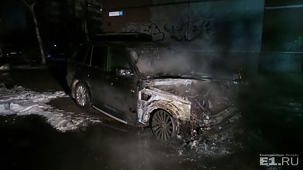 «Хлопки были»: на ВИЗе сгорели три автомобиля