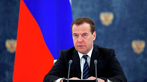 Медведев предложил увеличить премии правительства молодым ученым